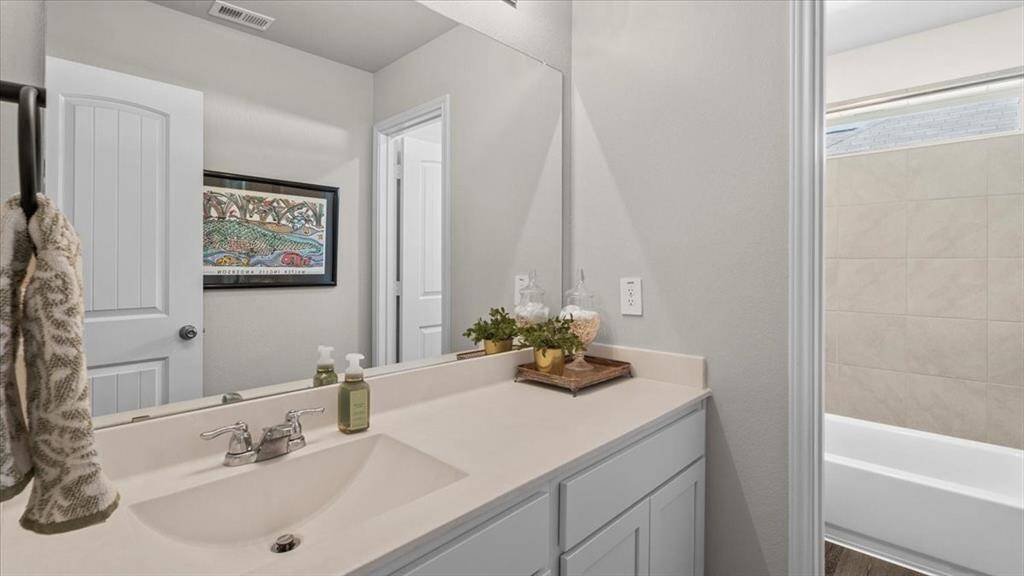 Another bright bathroom upstairs!
