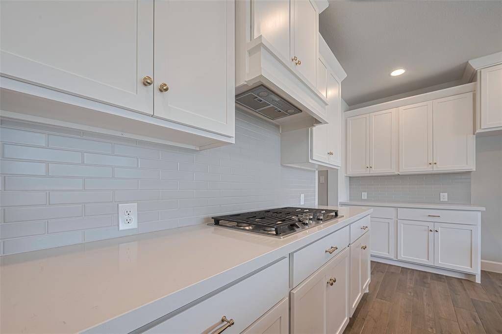 Look at those white countertops!