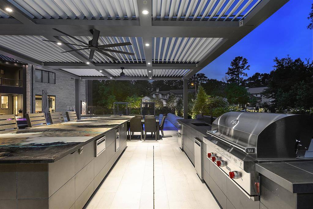 The roof to this fantastic outdoor kitchen is retractable, so you'll stay dry on rainy days while gilling, but can soak up the sun when you feel like it!