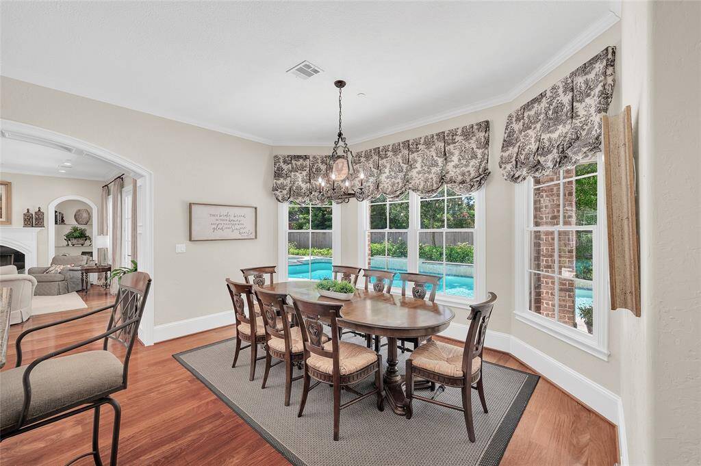 Breakfast room overlooking the pool