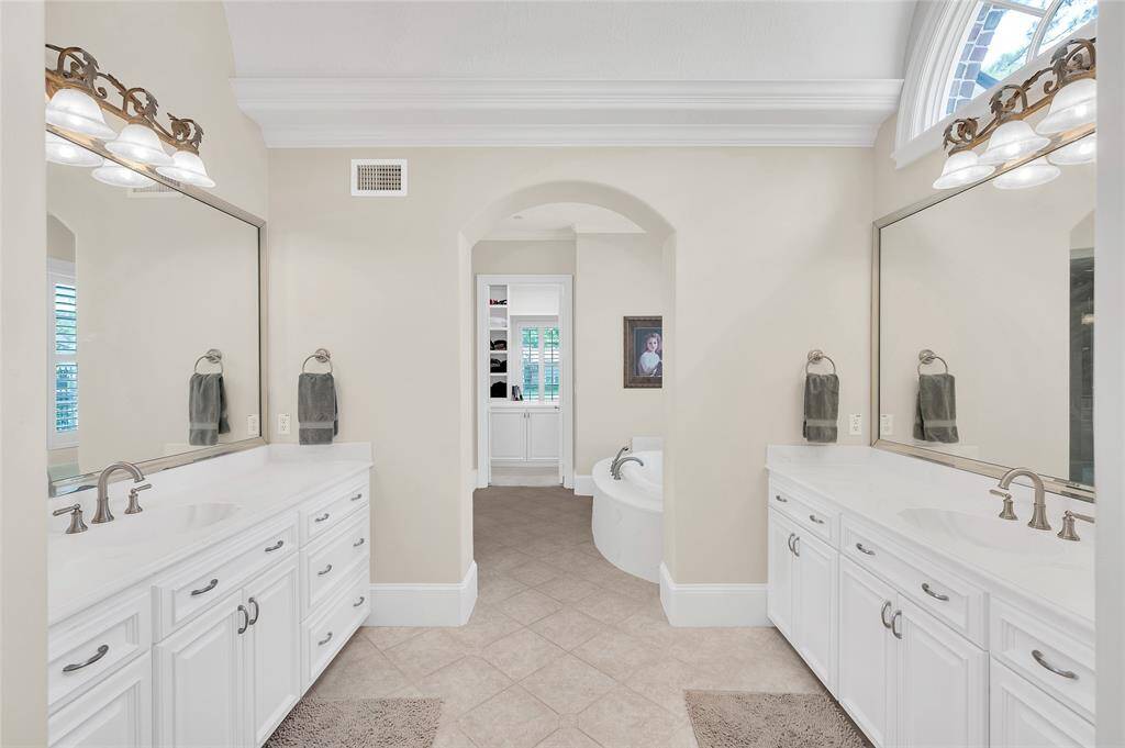 En-suite primary bathroom