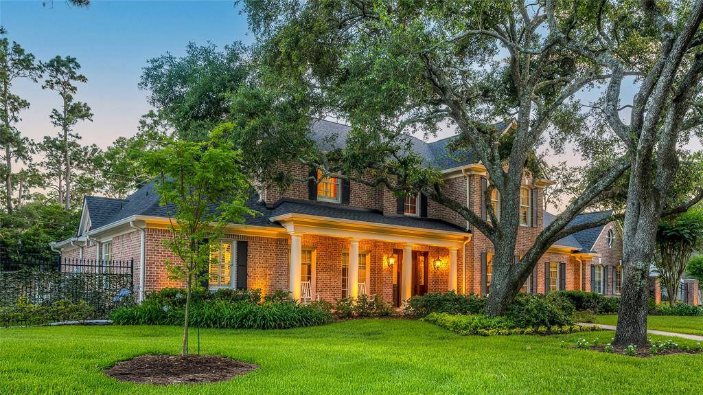 Gorgeous oak tree in front of the house
