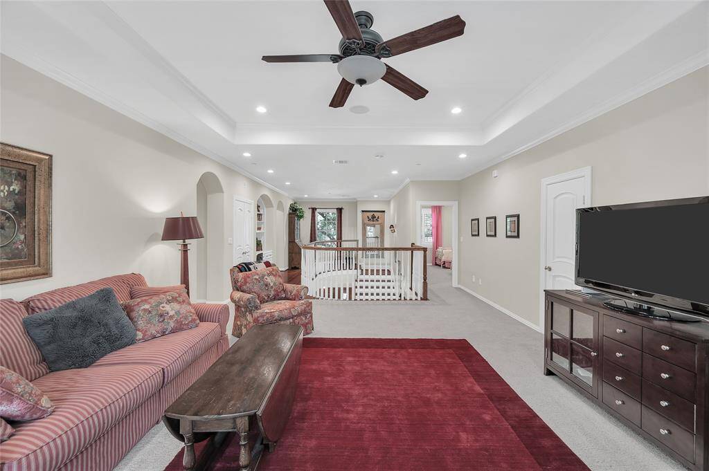 Huge game room ideal for entertainment
