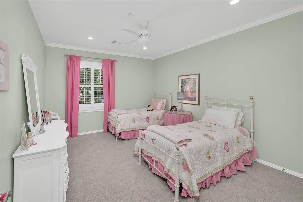 Secondary bedroom with en-suite bathroom