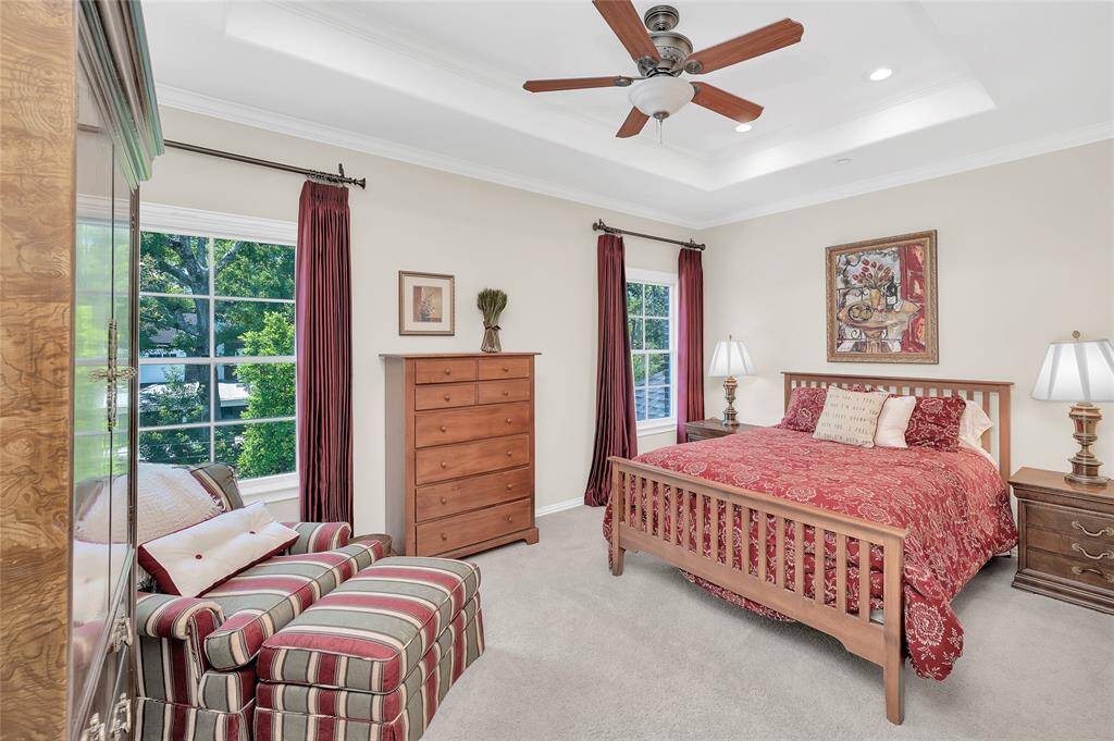 Guest bedroom with en-suite bathroom and large walk-in closet
