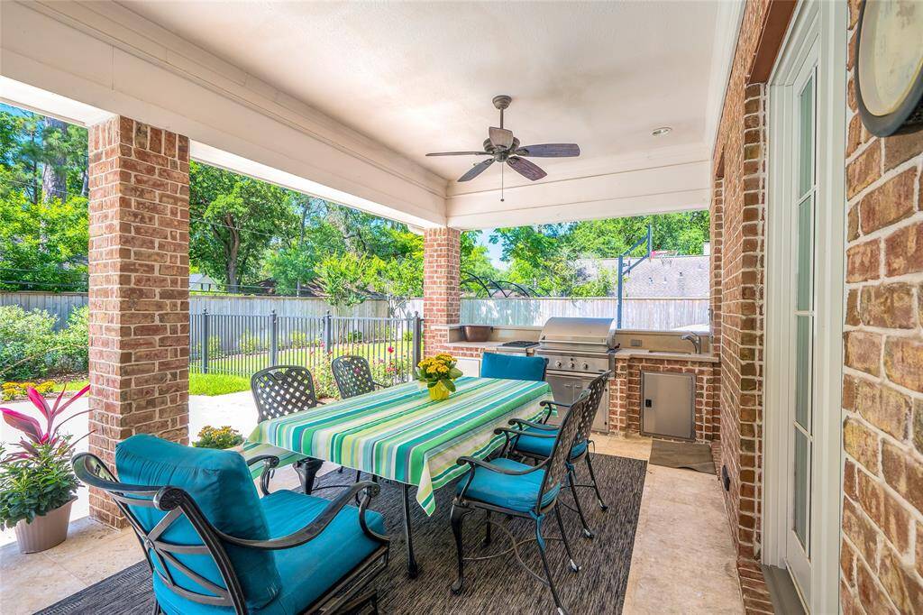 Outdoor kitchen and dining