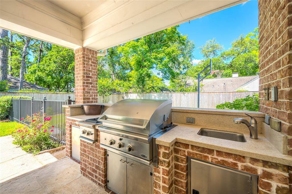 Outdoor kitchen ideal for a Texas summer BBQ