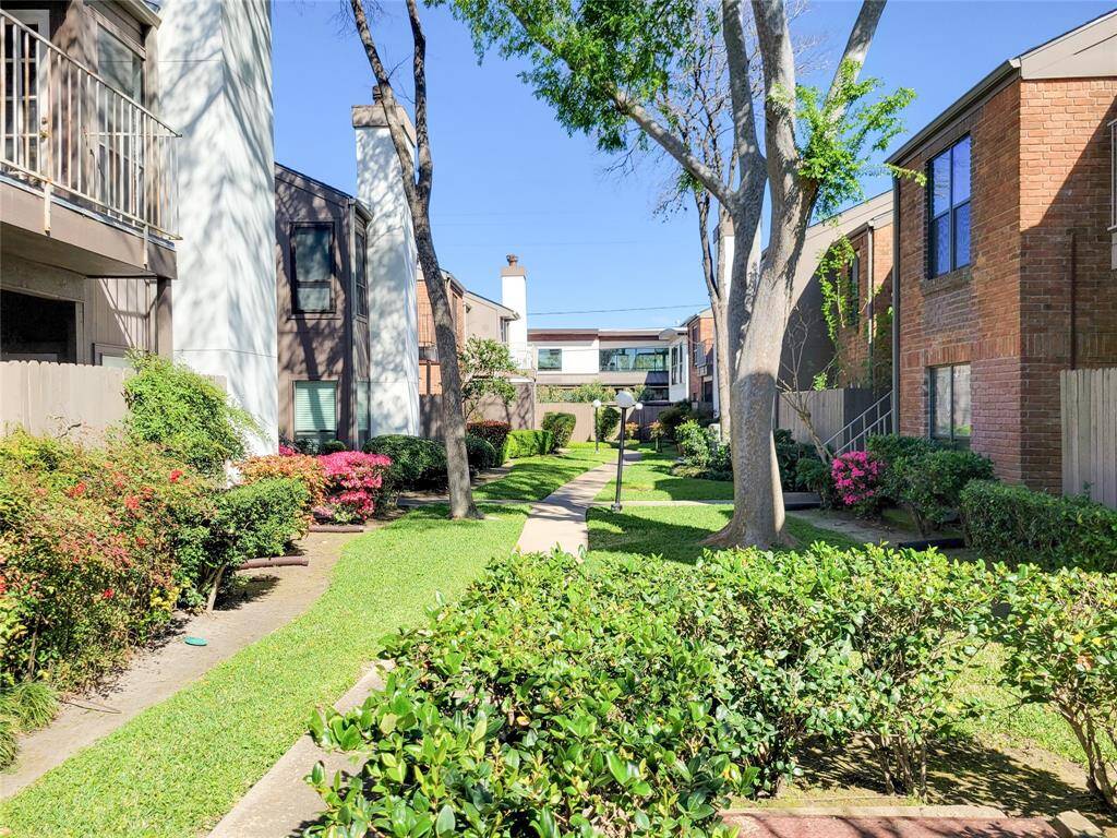 Seven Oaks is a Tanglewood-area condo community with lovely courtyards and great amenities. HOA fee includes water, basic cable (Xfinity), exterior maintenance and insurance, trash removal, grounds, community pool and clubhouse.