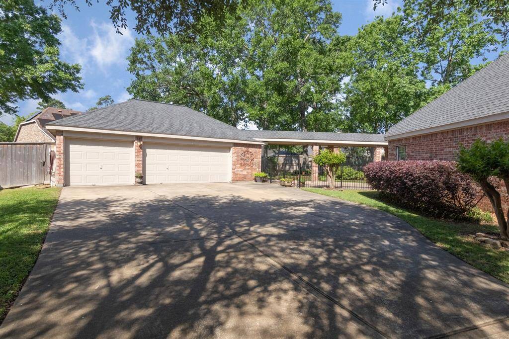 Here's a view of the oversized 3-car garage. Extra wide AND long driveway for LOTS of parking too!