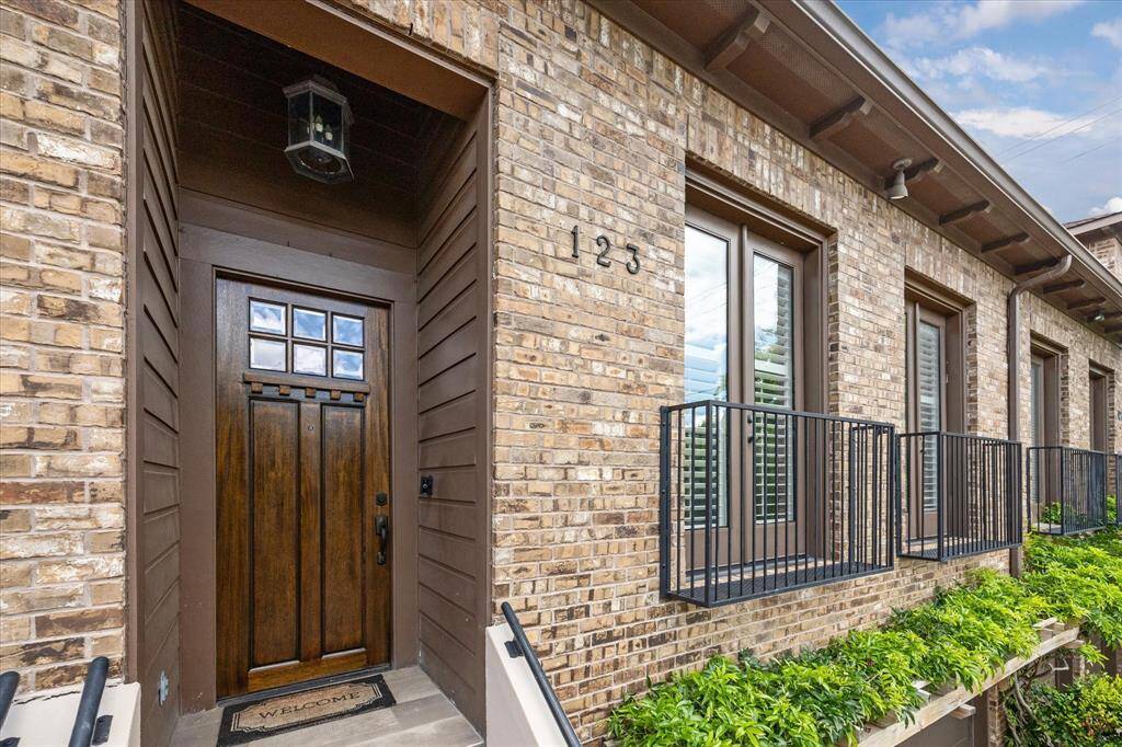 Welcome to 123 W 16th—classic brick detail, Juliet balconies, and a craftsman-style front door set the tone for this sophisticated 3-bedroom home nestled in one of Houston’s most sought-after communities.