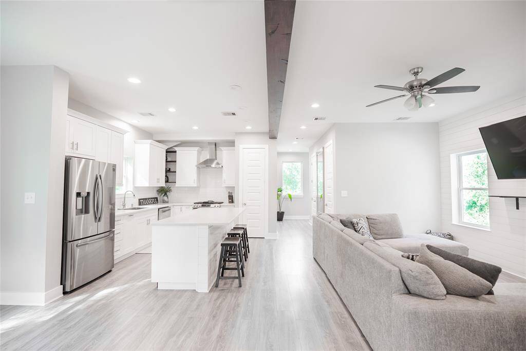 Beautiful beam and plenty of natural lighting.