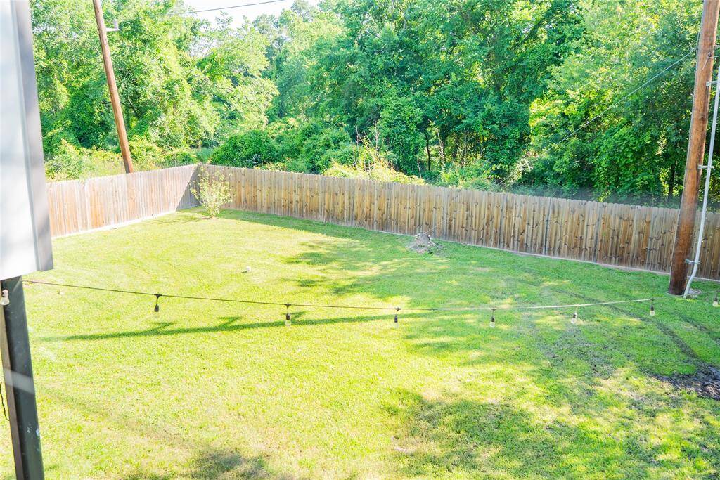 Large back yard, fully fenced.