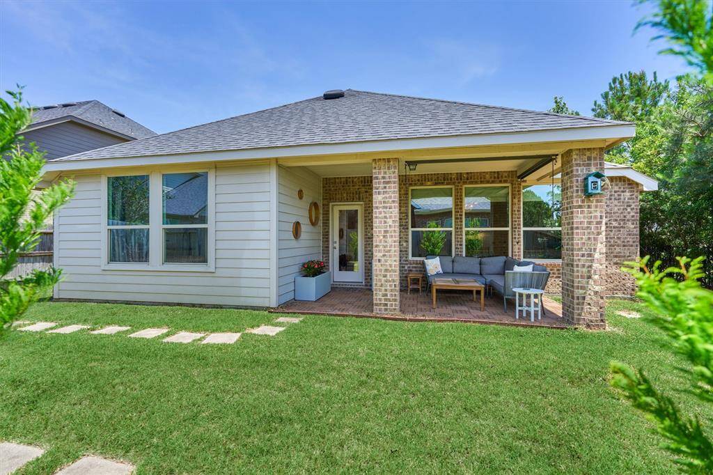 Plenty of room to relax and unwind or for pets and children to run and play!