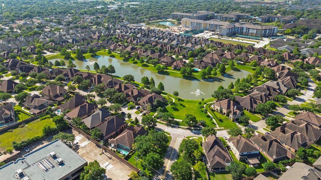 Neighborhood pond in center of Terraces On Memorial.