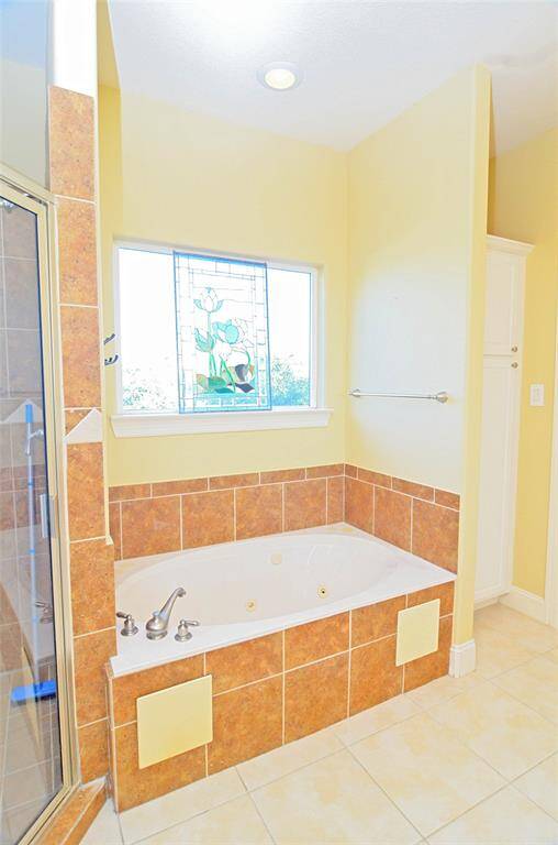 Jetted bathtub