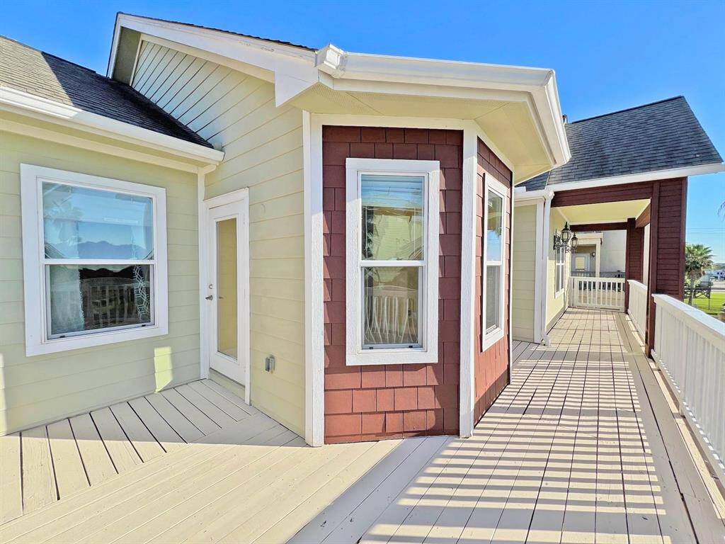 Large deck with views of Galveston Bay
