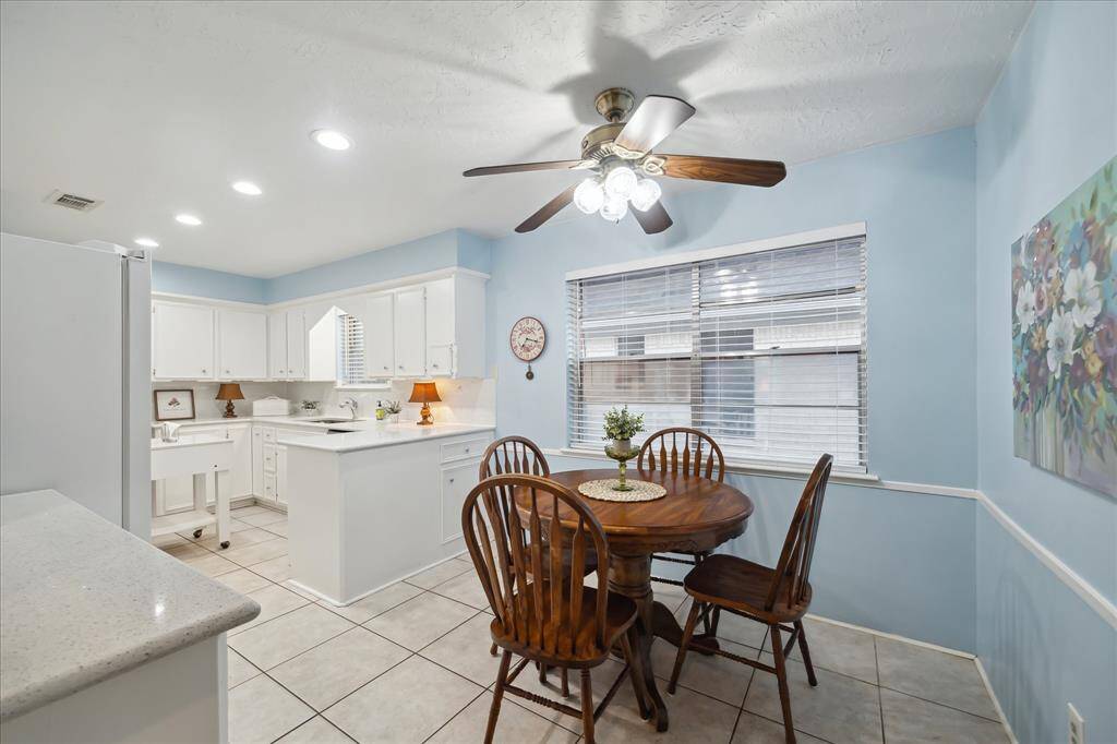 Simply beautiful...the Kitchen and Breakfast areas.