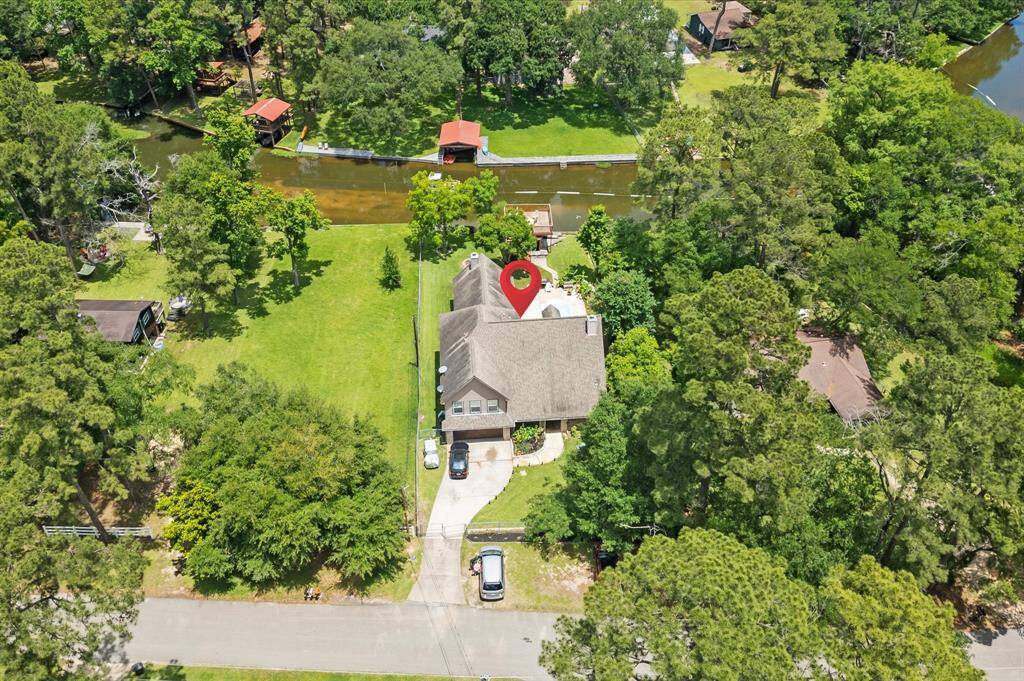 Discover this charming home with direct access to the lake, offering privacy, natural beauty, and a spacious driveway. Ideal for serene waterfront living.