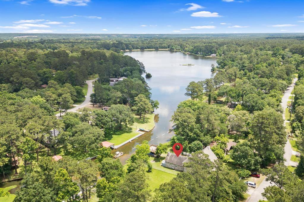 Experience serene lakeside living with stunning views and private boat dock access—perfect for nature enthusiasts seeking tranquility.