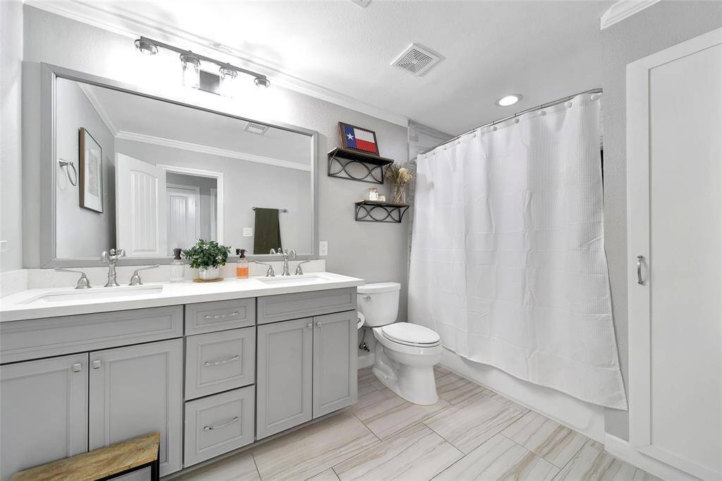 View of secondary bathroom :2.