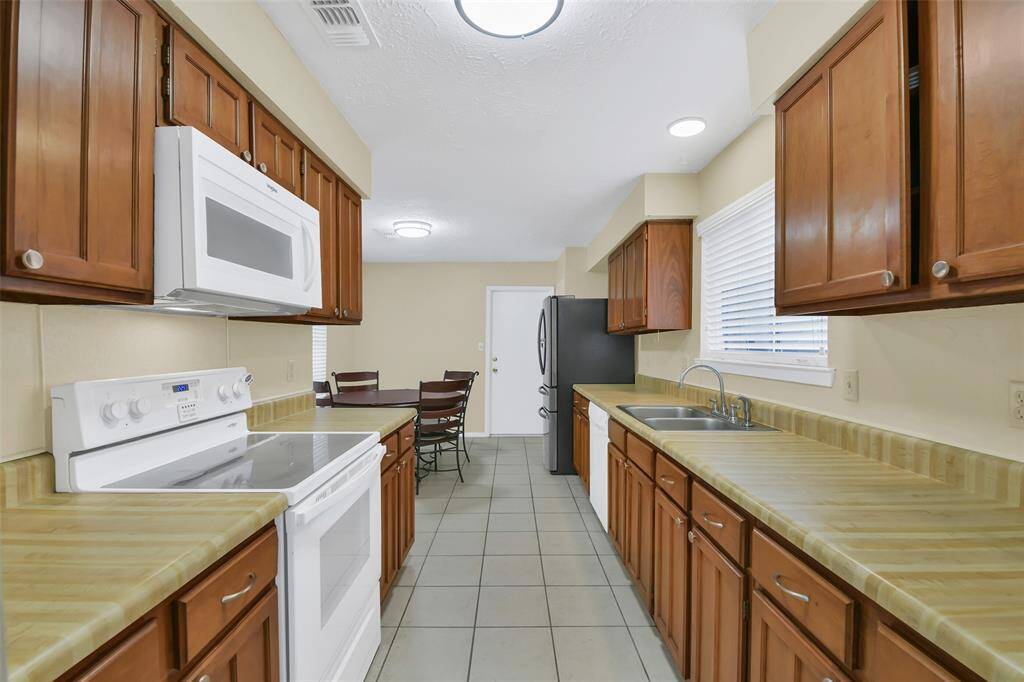 Kitchen with built-ins and double sinks