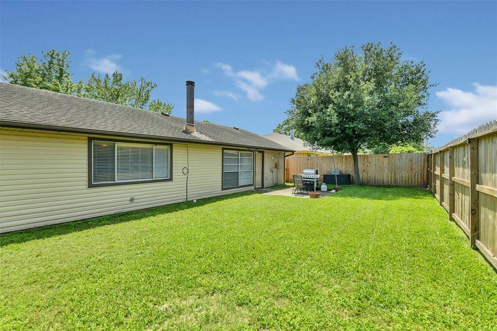 Another look at the spacious backyard