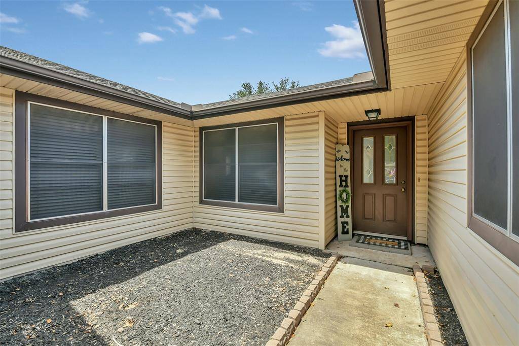 Solar screens keep the hot summer heat limited. Welcome Home!