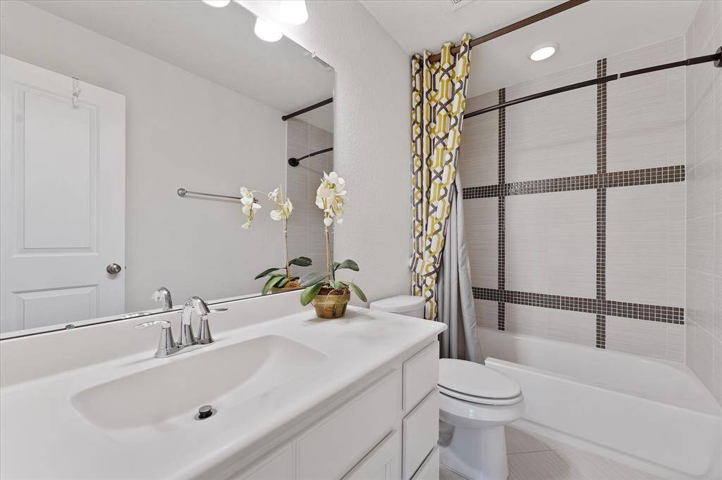 Fourth full bath with tub/shower combo