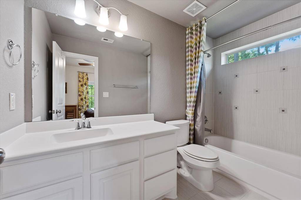 Fifth full bath with tub/shower combo
