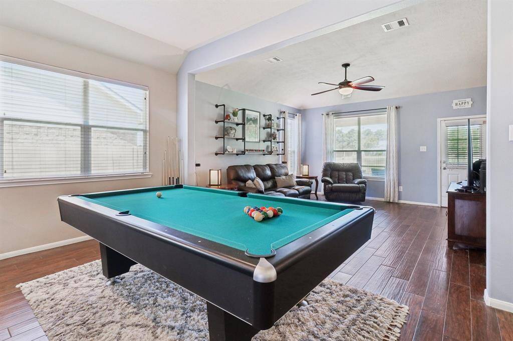 Breakfast nook or additional entertaining space.