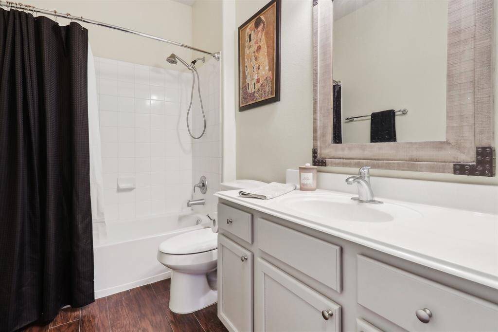 Full bath on first floor featuring tub/shower combo
