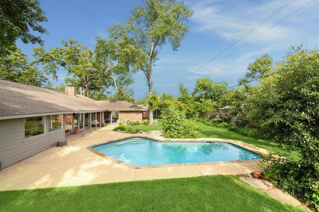 Enjoy this HUGE yard with a pool!
