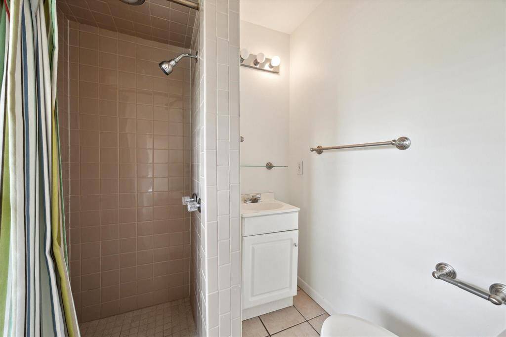 Ensuite bath for the flex room/ 4th bedroom.