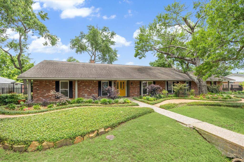 Other notable features: new breaker box installed in 2021*, PEX water lines installed in 2018*, keyless entry on the back doors and Smart home doorbell. *per seller