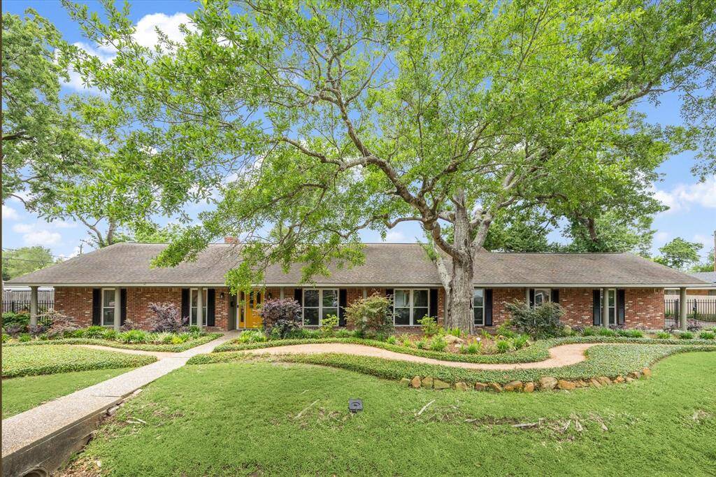 Just a short walk to Candlelight Park and zoned to Oak Forest Elementary—this home offers the perfect blend of space, location, and lifestyle!