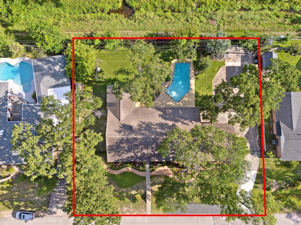 1415 Lehman is situated on an 18,000 SF lot! Don’t miss the opportunity to call this house your home.