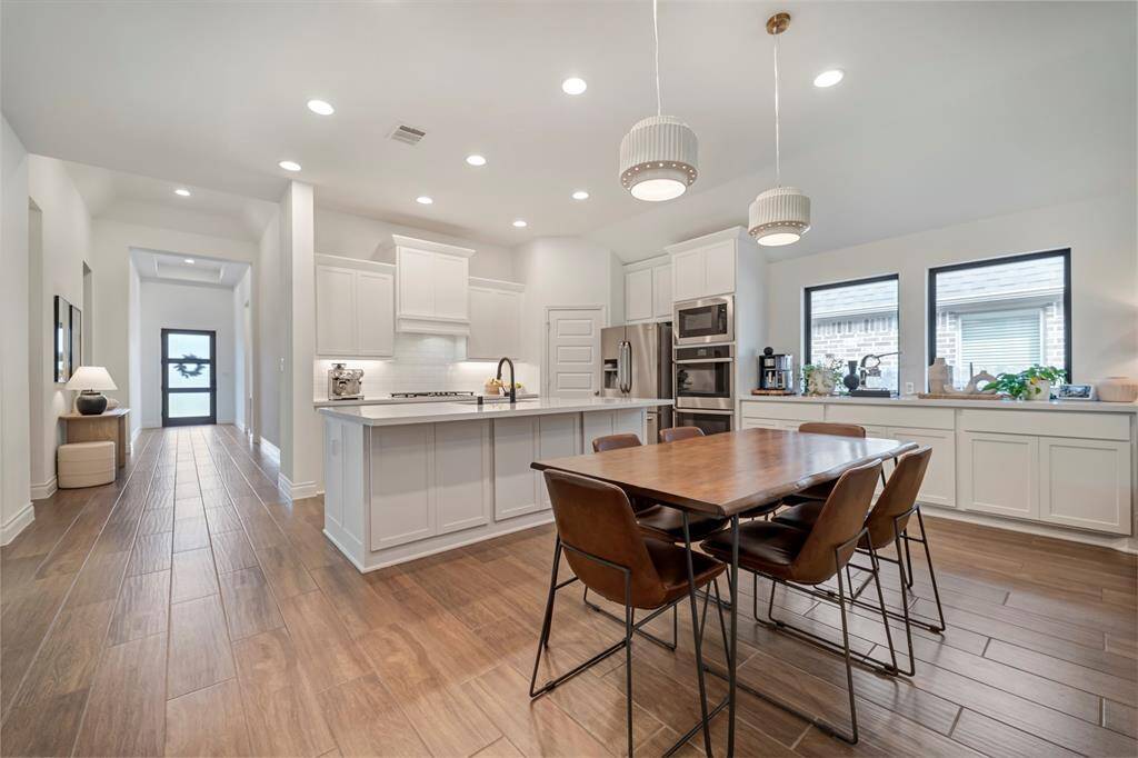 Secondary view of the dining room and kitchen.