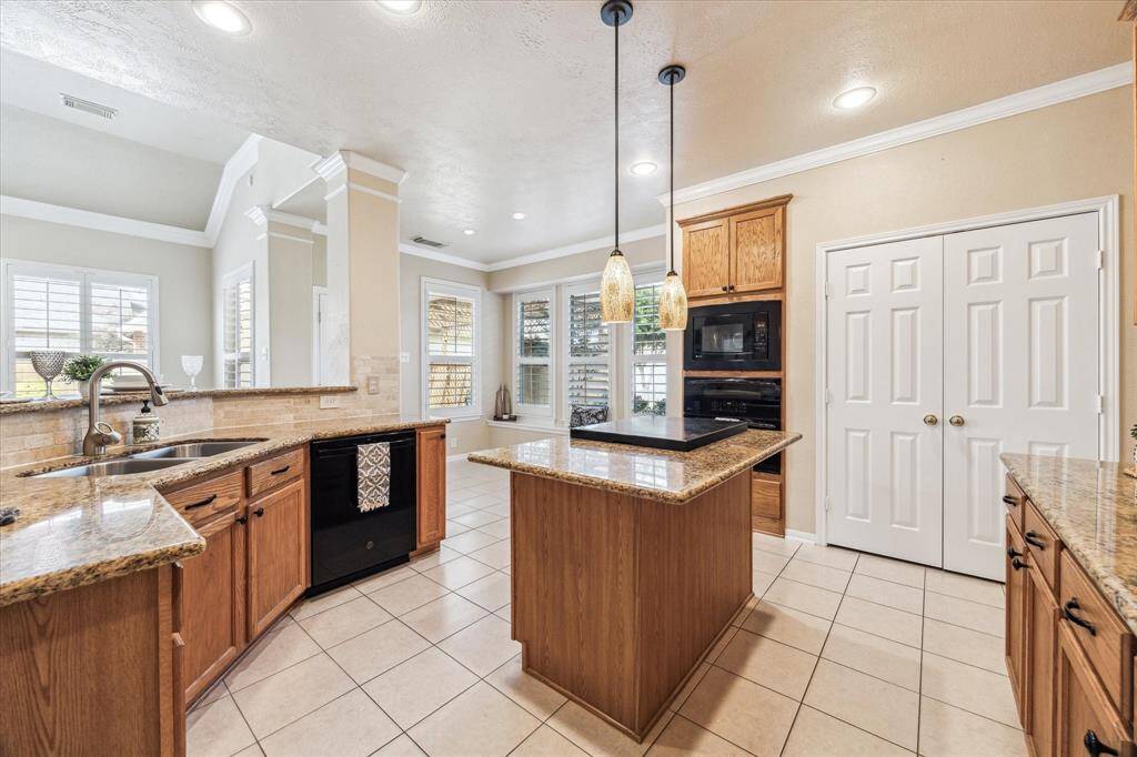 Spacious Kitchen with double ovens, granite countertops and beatiful breakfast area with window seating