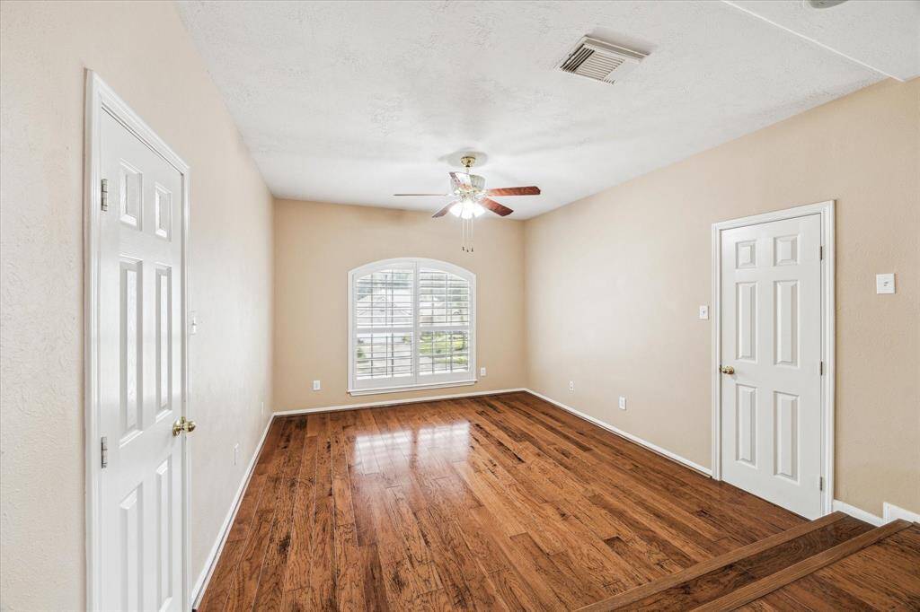 What a perfect office space or a 4th bedroom