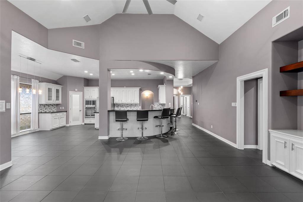 View into kitchen, bartstools stay!