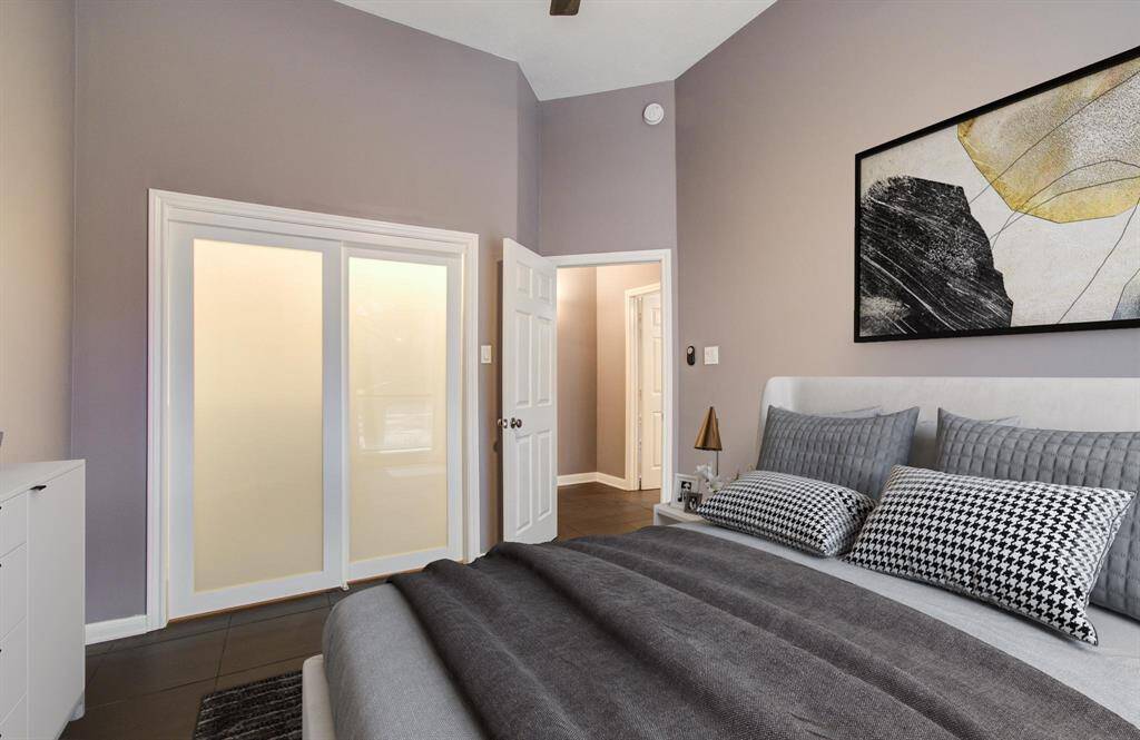 Virtually staged-wall and floor colors are untrue