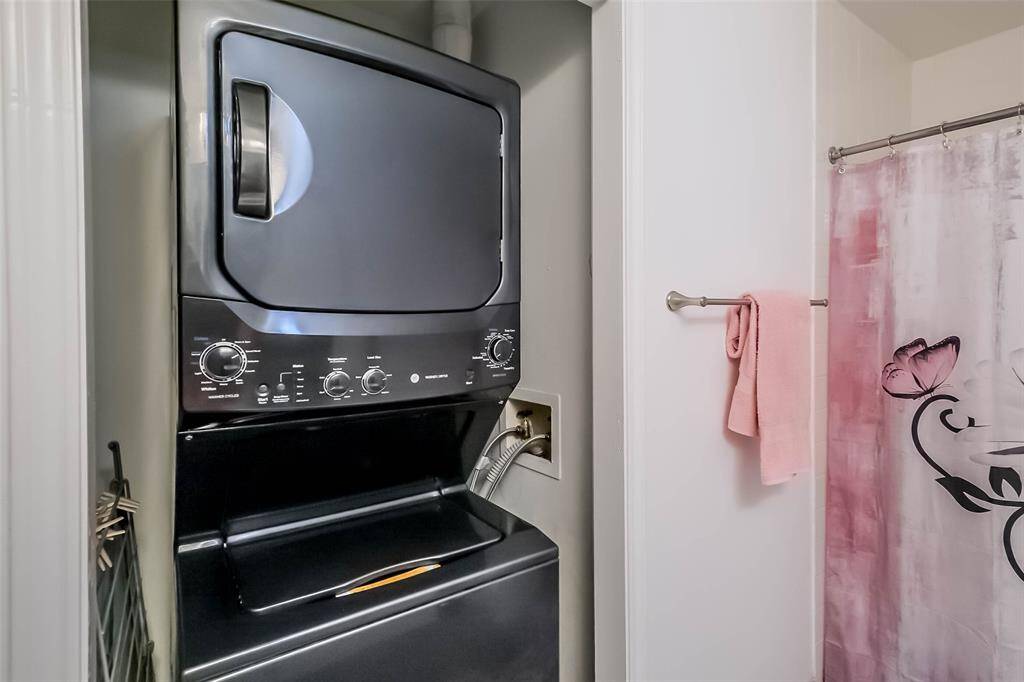 The guest bath includes a stacked washer/dryer.