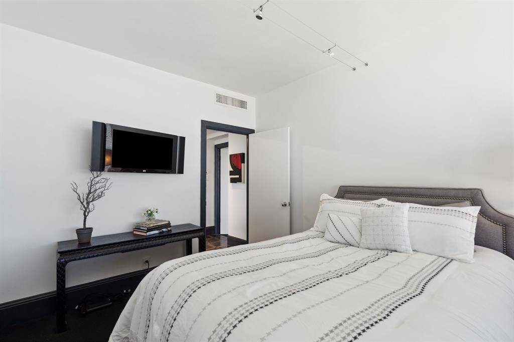 Guest room with access to the entry.