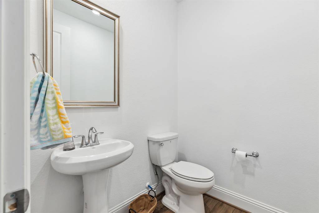 Half guest bath downstairs