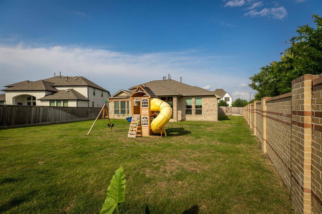 HUGE lot!   Play area does not convey. Will be removed.