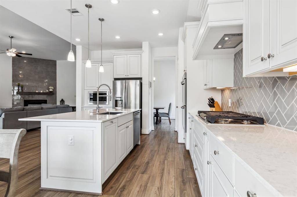 Double ovens,  nice big gas range!
