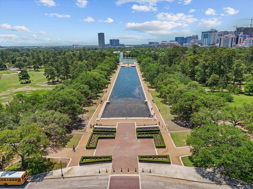 Just minutes away from Hermann Park, and all the exciting museums the city has to offer!