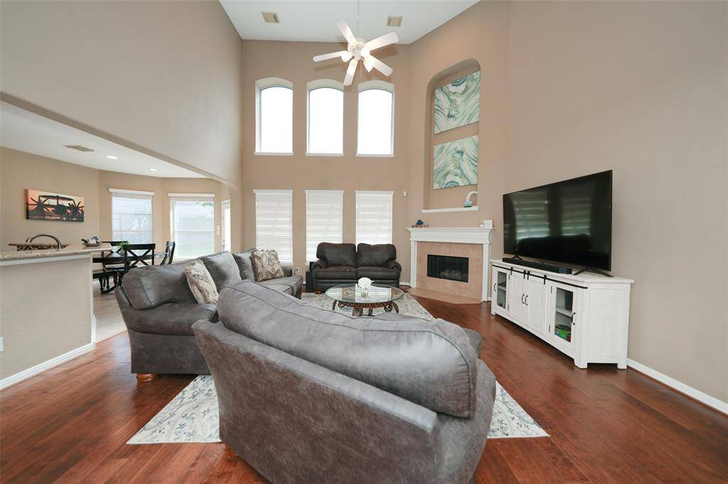Oversize living room with vaulted ceilings
