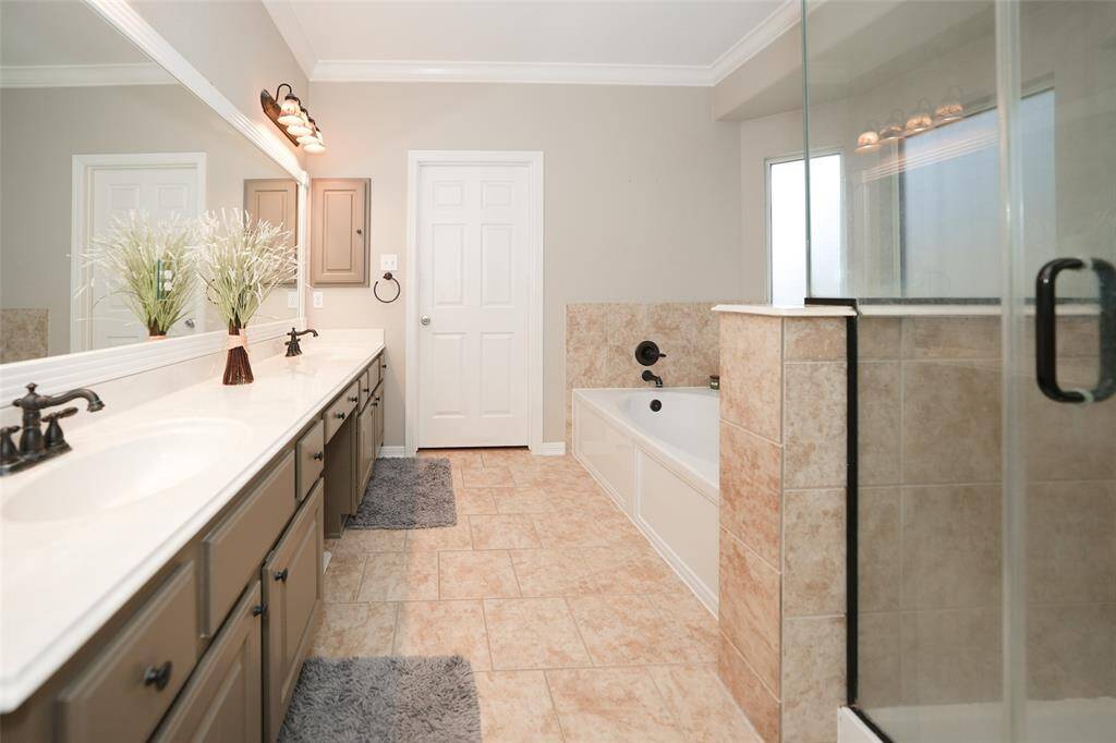 Primary en suite bathroom