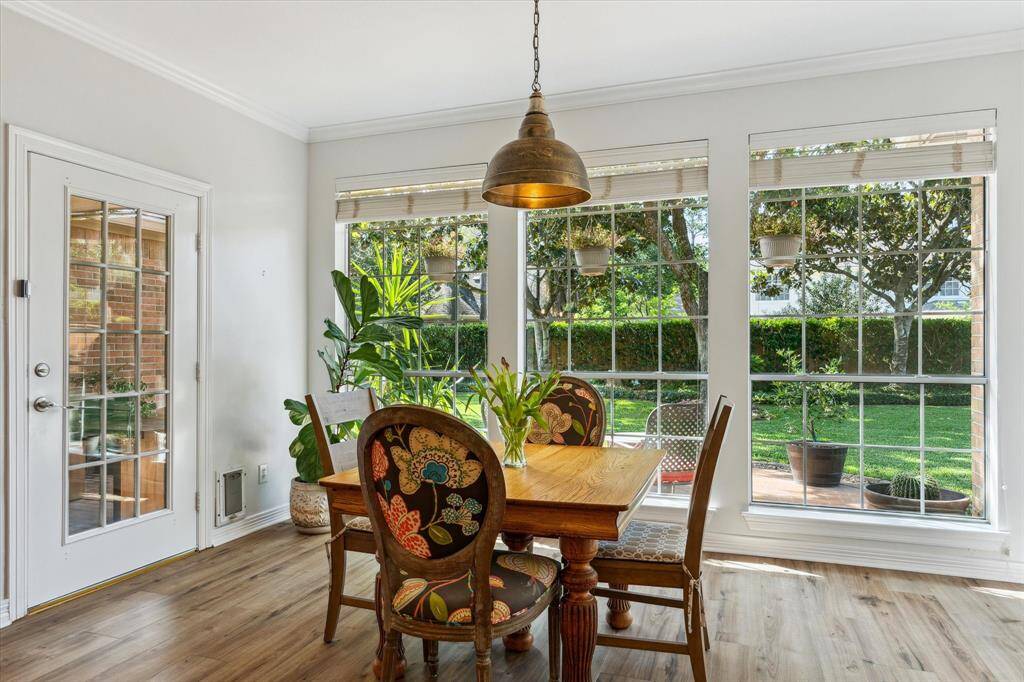 Breakfast room.